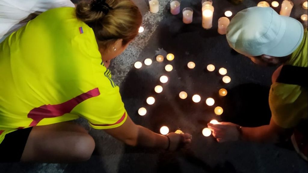 El altar en homenaje a las víctimas del incendio en la discoteca de Murcia: lágrimas y emoción en su adiós