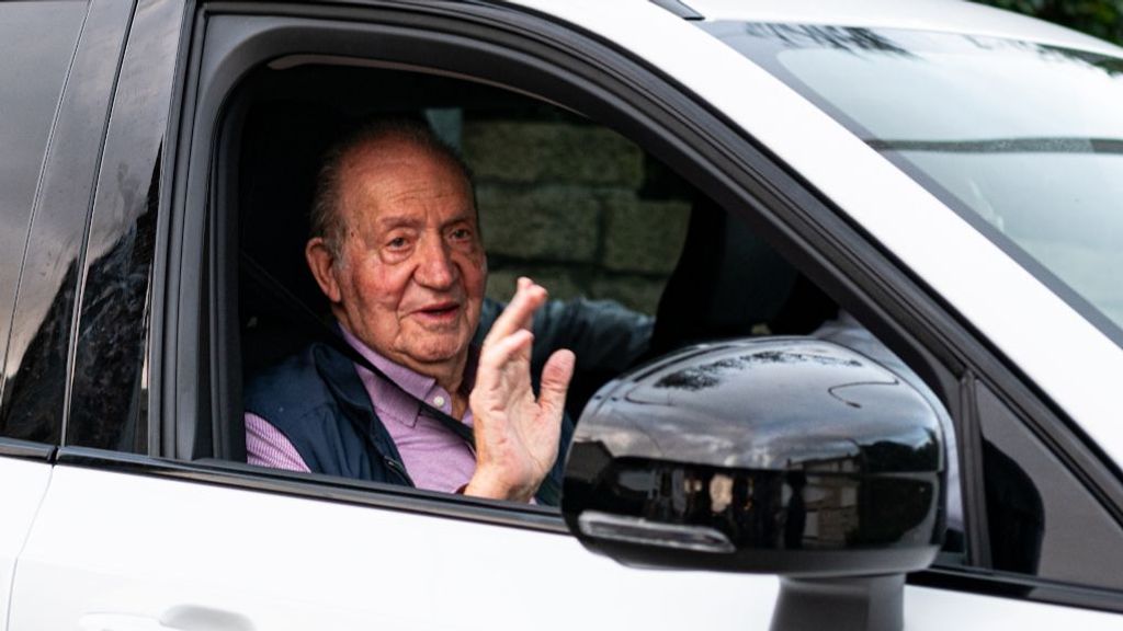 El rey emérito saliendo en coche de Sanxenxo (Pontevedra).