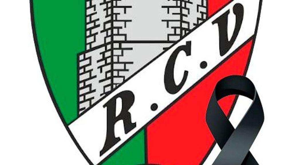 Imagen del escudo del club con un crespón negro