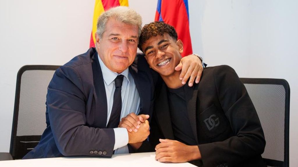 Imagen del presidente del FC Barcelona con el jugador Lamine Yamal tras firmar la renovación