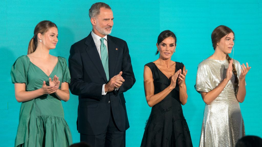 Los Reyes Felipe (2i) y Letizia (2d), la Princesa Leonor (i) y la Infanta Sofía (d) durante el acto de entrega de Premios de la Fundación Princesa de Girona 2023 (FPdGi), a 5 de julio de 2023