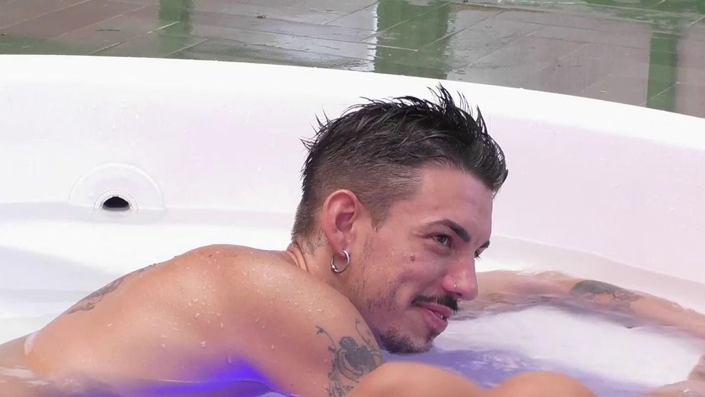 Luitingo en el jacuzzi