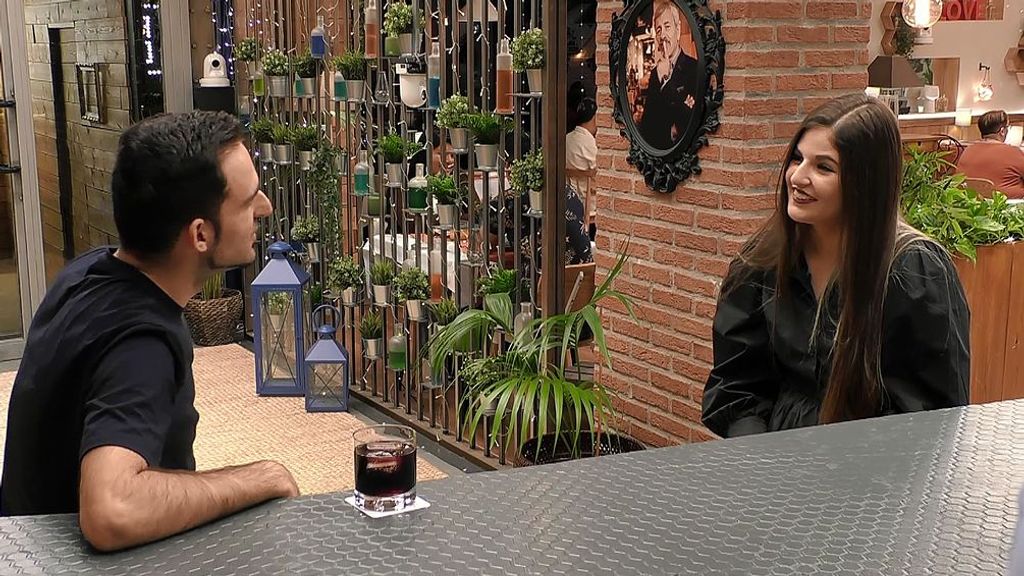 Richard y Azahara durante su cita en 'First Dates'