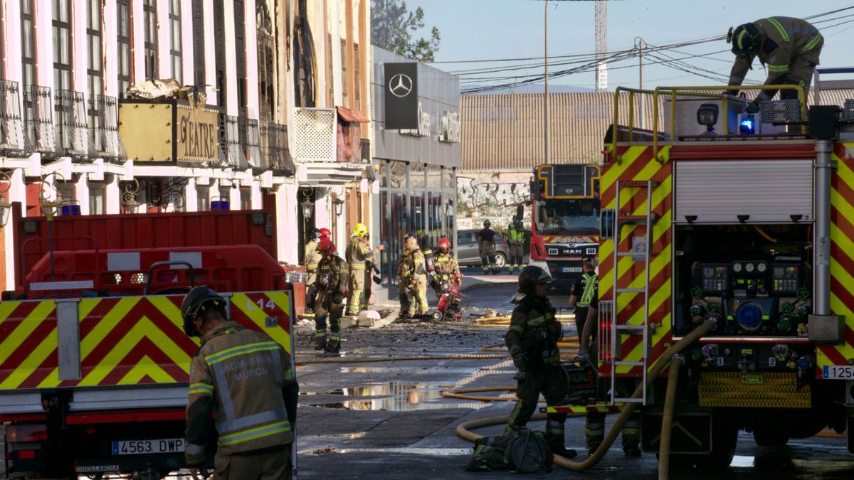 Trece fallecidos por el incendio del local de ocio de Murcia Fonda Milagros, que se extendió a las discoteca anexa Teatre y de esta a la llamada Golden