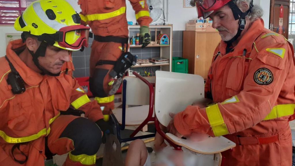 Efectivos del Consorcio Provincial de Bomberos han rescatado el martes a un niño, de unos dos años, con la cabeza atrapada en la silla