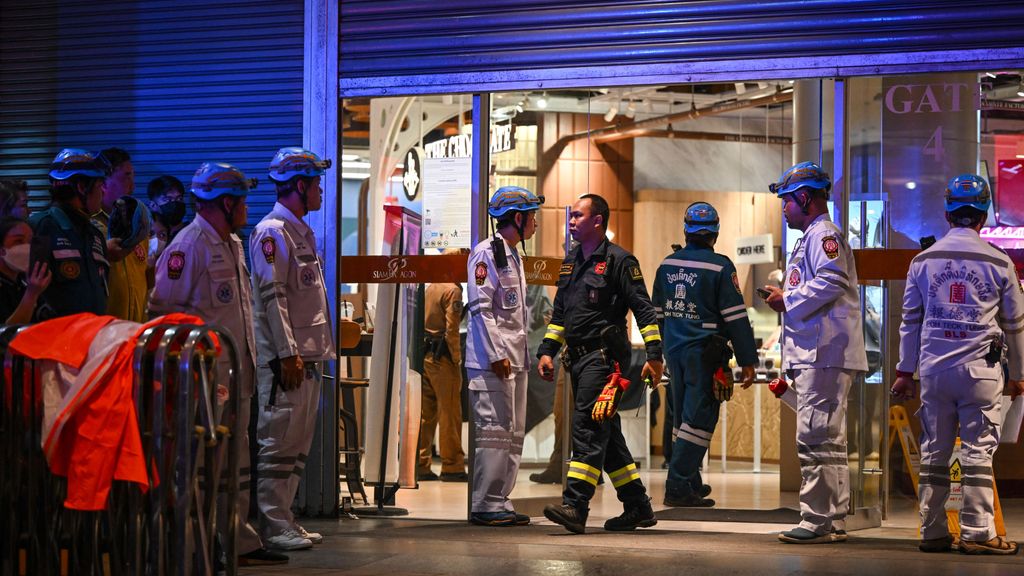 Equipos de emergencia a las puertas del centro comercial de Tailandia donde se ha registrado un tiroteo
