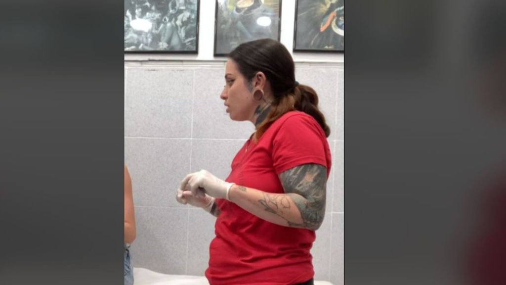 Una tatuadora fue duramente criticada por su aspecto por una clienta