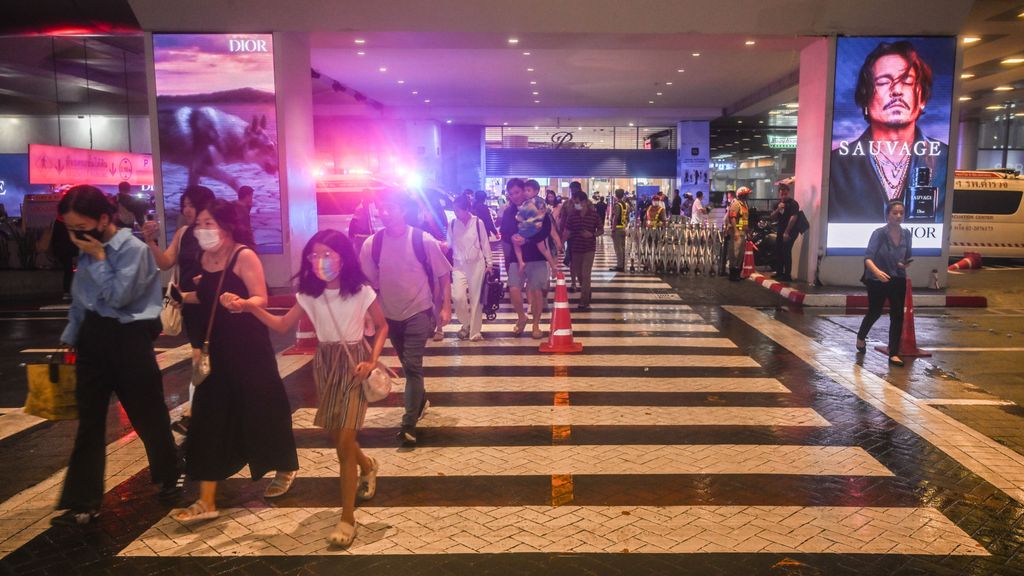 Varias personas abandonan el lujoso centro comercial Siam Paragón de Bangkok tras un tiroteo