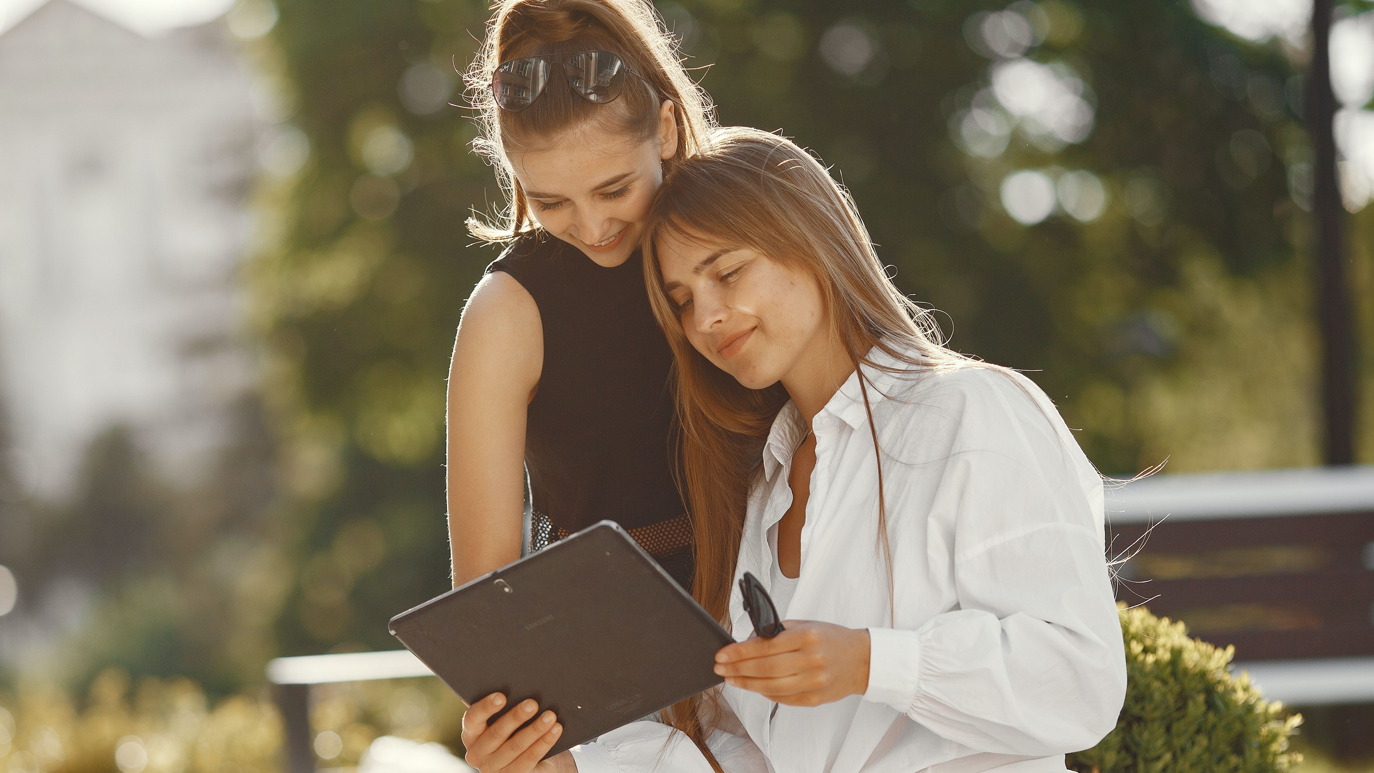 Debes estar presente cuando usen las pantallas. FUENTE: Pexels