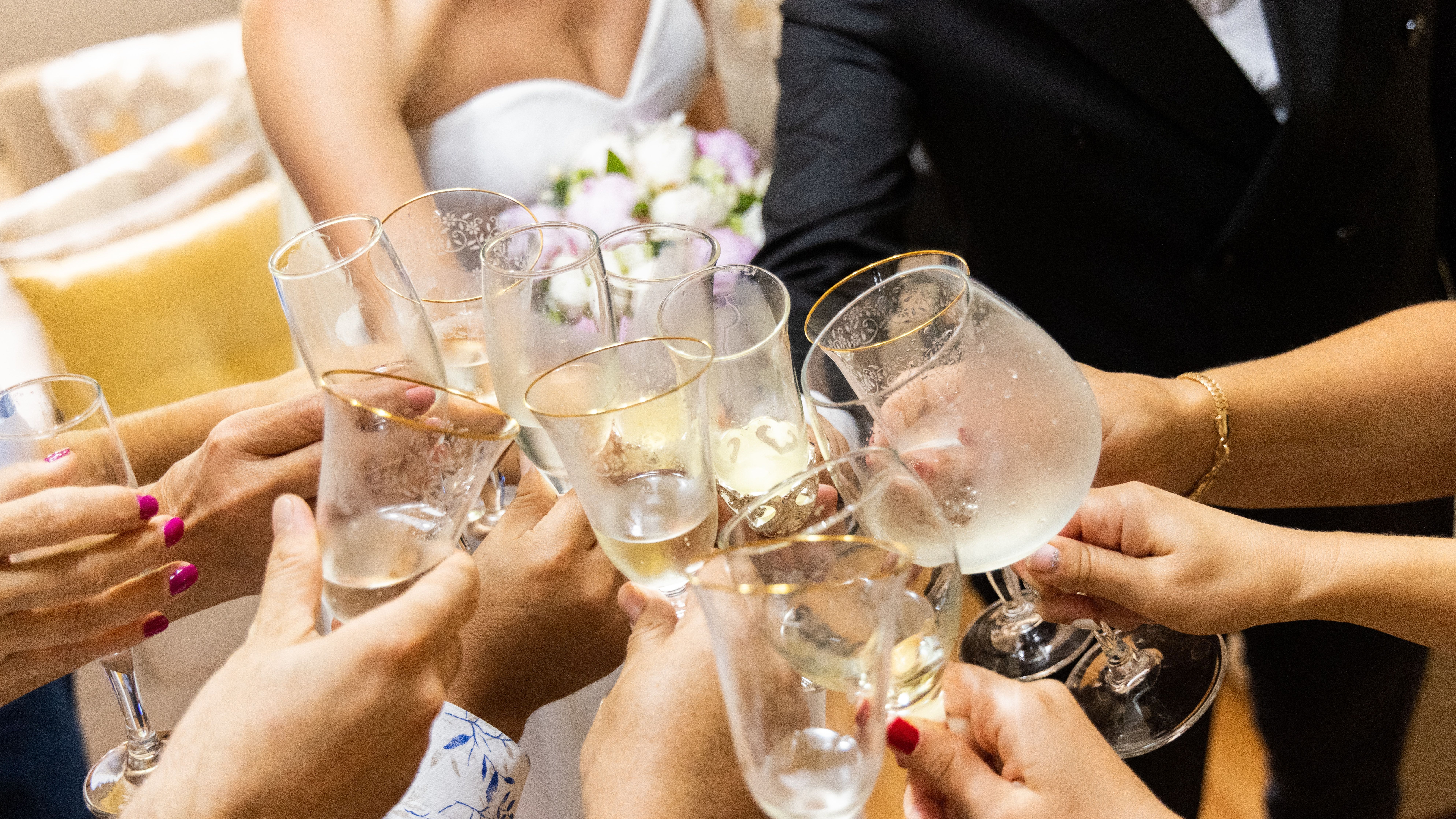 Hay otros gastos de los invitados a tener en cuenta. FUENTE: Pexels