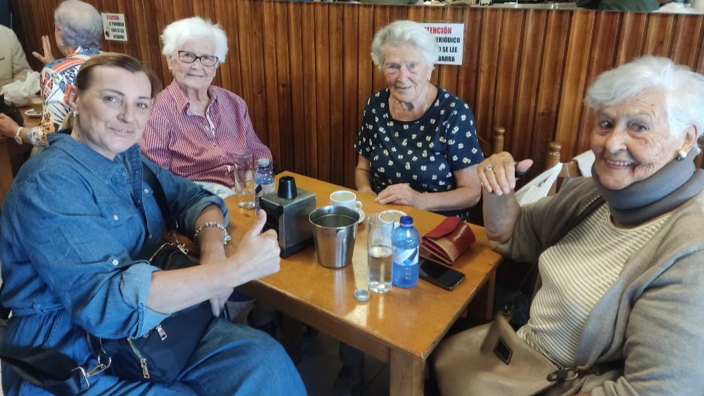 Lolita Barro (al fondo) e Inma Nespereira (primer plano) en el bar Bossa Nova de Viveiro.