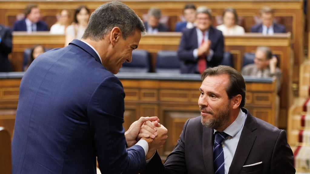 Sánchez felicita a Puente tras su réplica a Feijóo en el debate de investidura