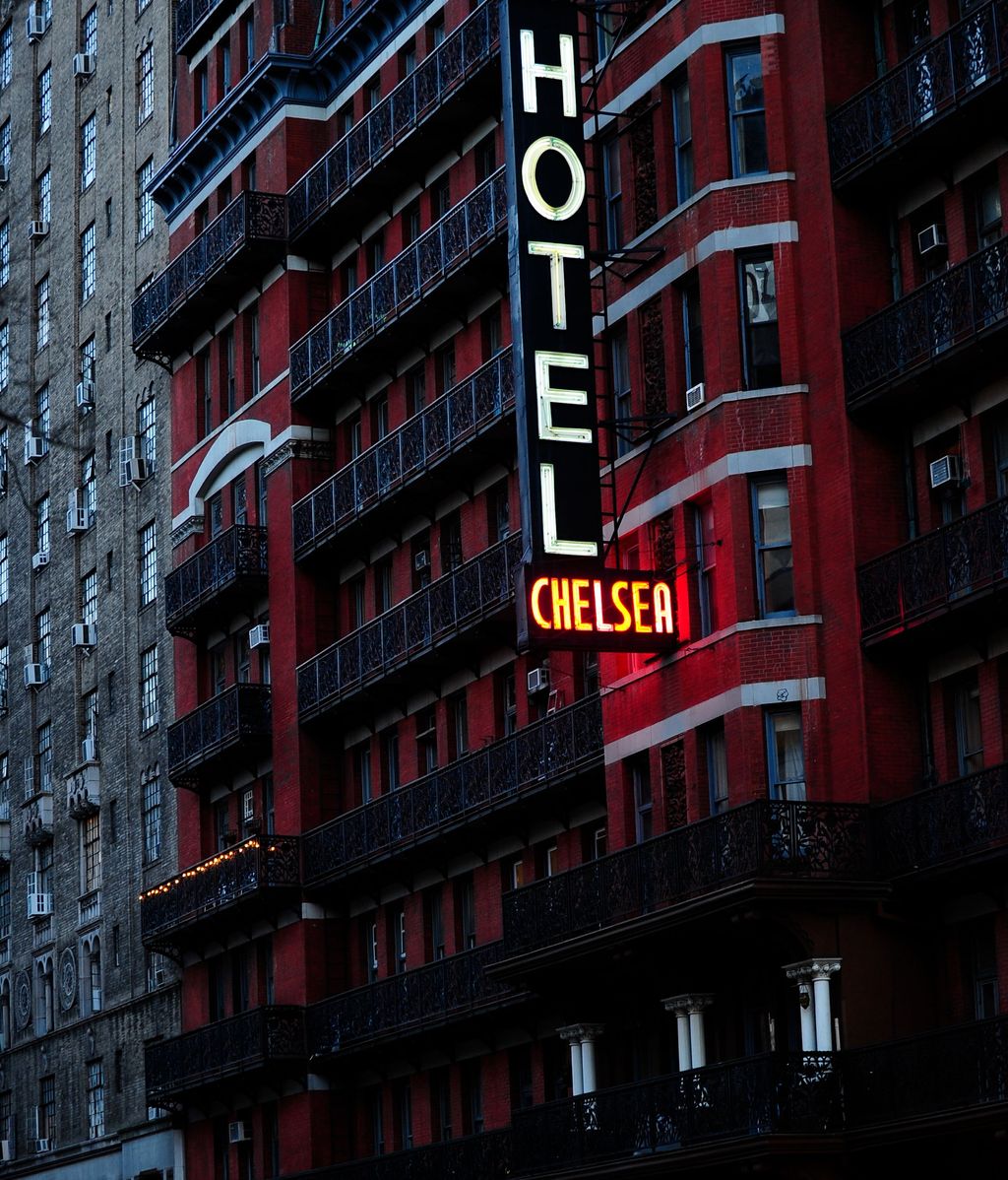 "Te recuerdo bien en el Chelsea Hotel". Hendrix, Arthur Miller y Marilyn o Andy Warhol fueron algunos de los parroquianos del lugar.