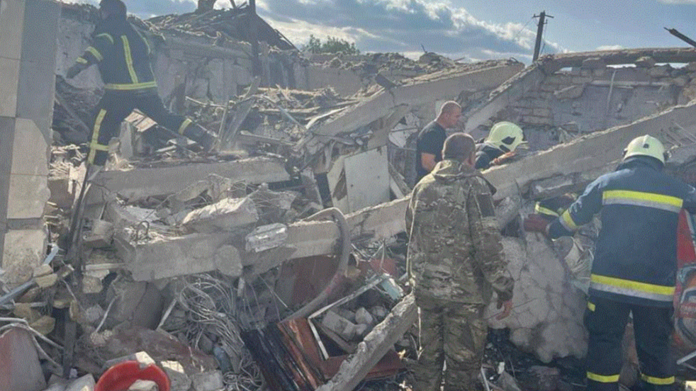 Un ataque ruso contra una tienda de comestibles provoca en Járkov 49 muertos