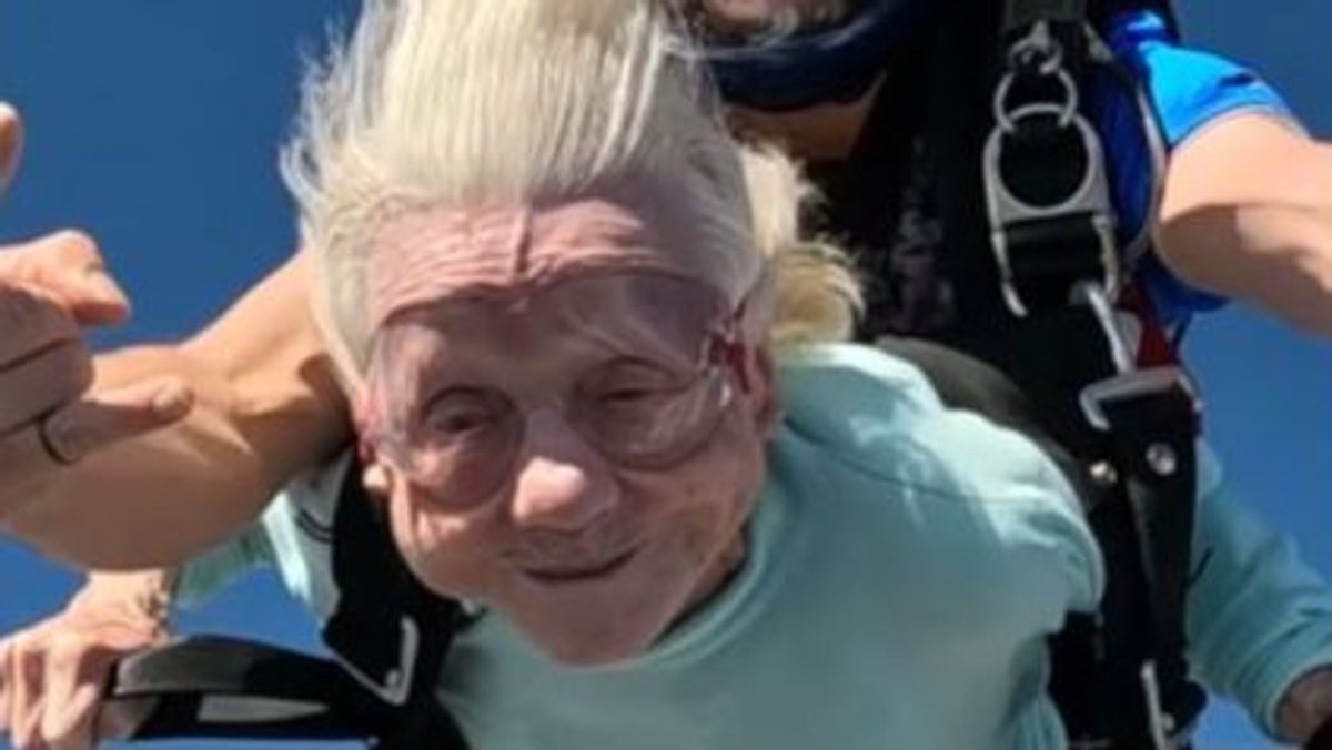 Dorothy Hoffner, la mujer de 104 años que ha saltado en paracaídas para marcar un récord: "Fue maravilloso"
