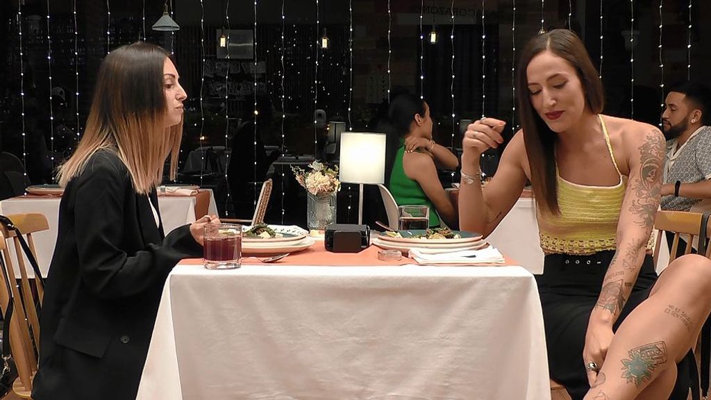 El tatuaje de una soltera de ‘First Dates’ que ha pasado desapercibido: “Es el símbolo de mis amigas”