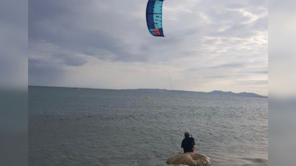 Salvador haciendo kitesurf con la calabaza en Empuriabrava