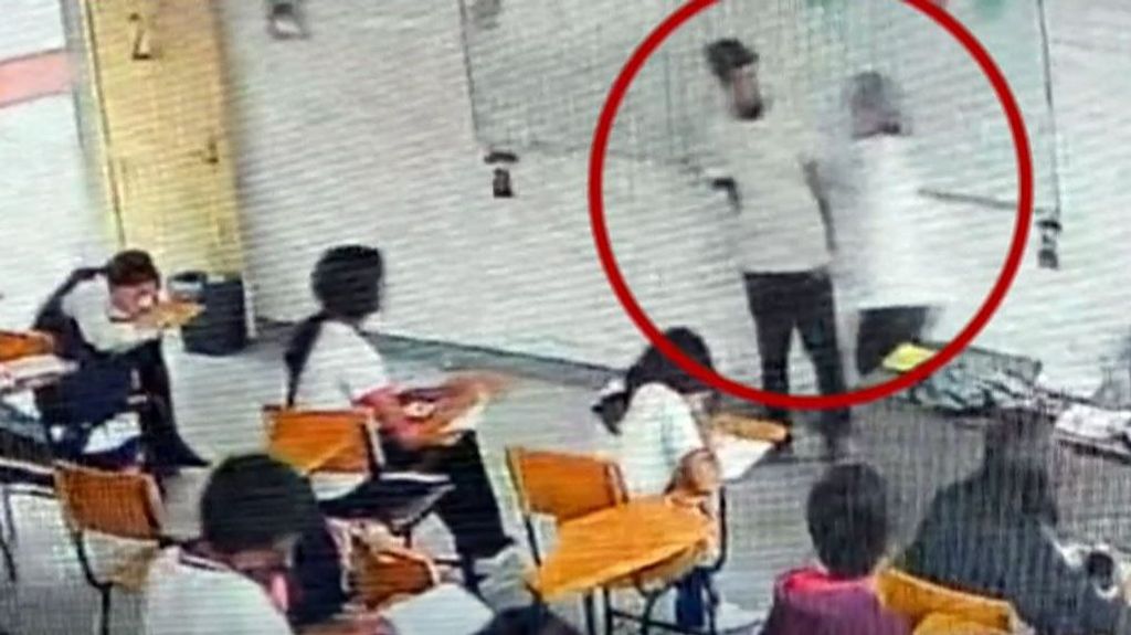 Salvaje ataque con navaja de un alumno a una profesora en plena clase en México