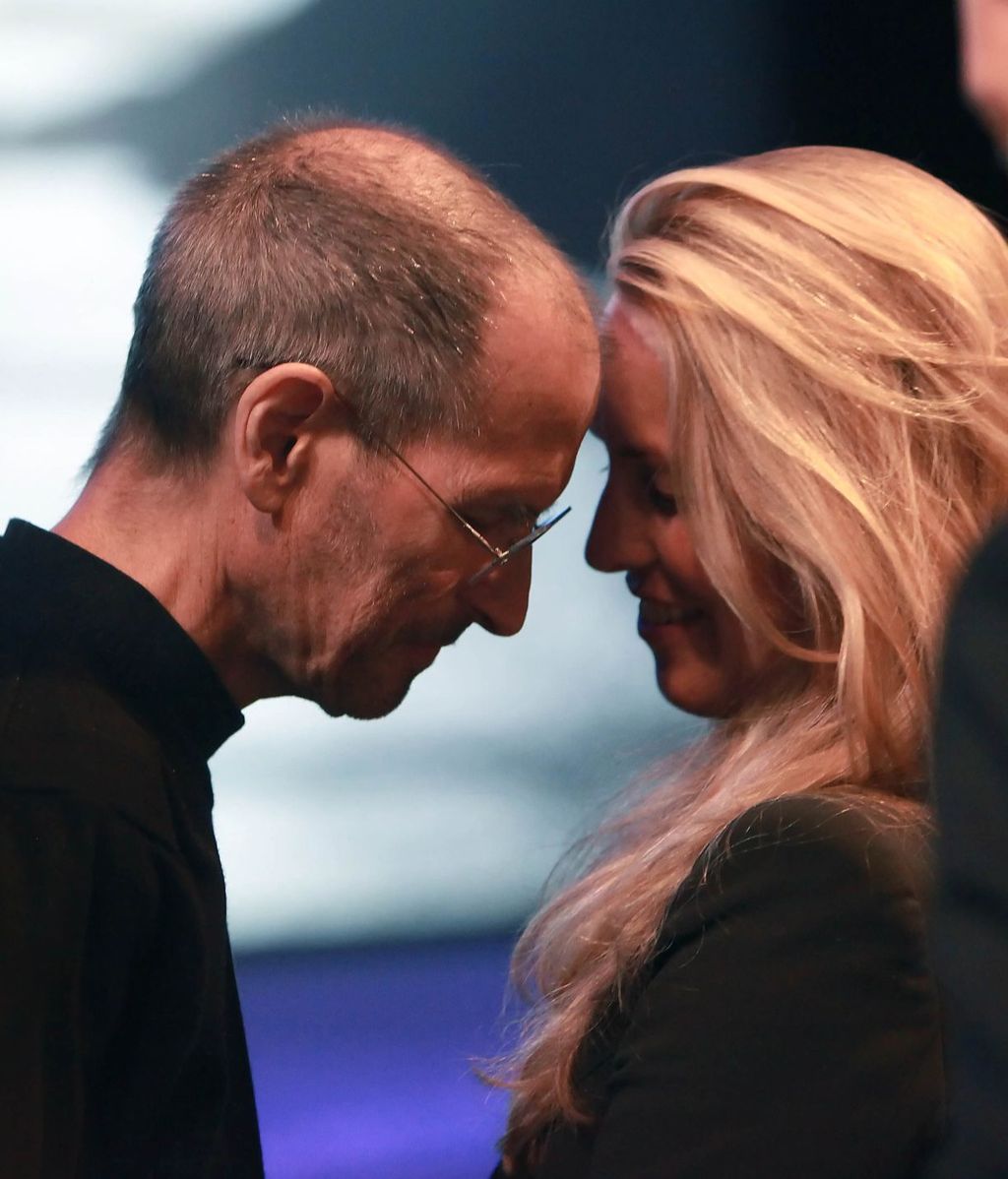 Steve Jobs, arropado por su mujer poco antes de morir