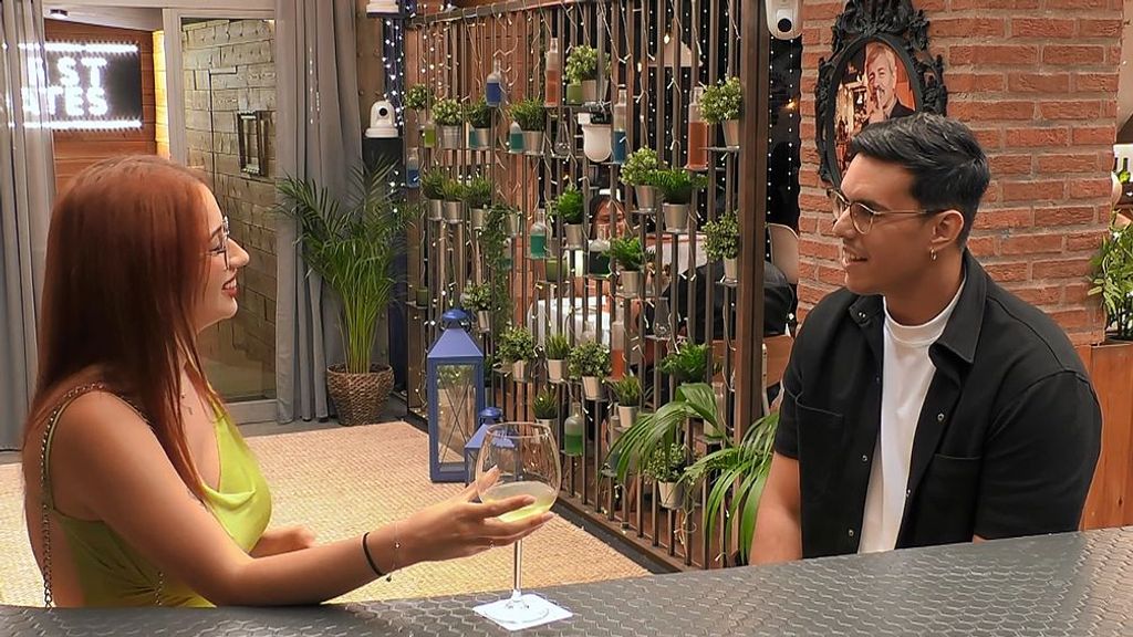 Andoni y Carolina durante su cita en 'First Dates'