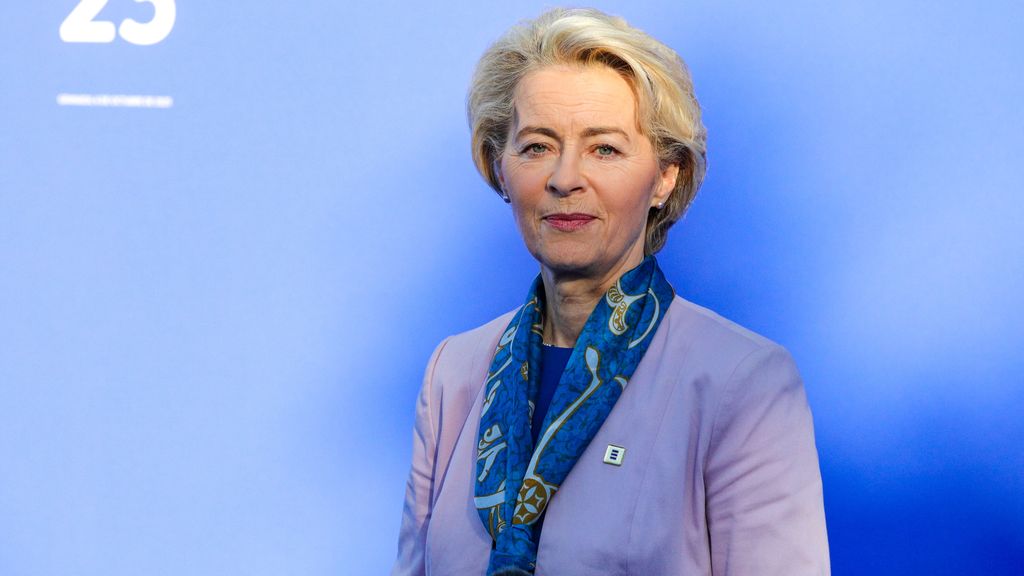 Von der Leyen cumple su promesa y lleva el pañuelo que una guía de la Alhambra le regaló