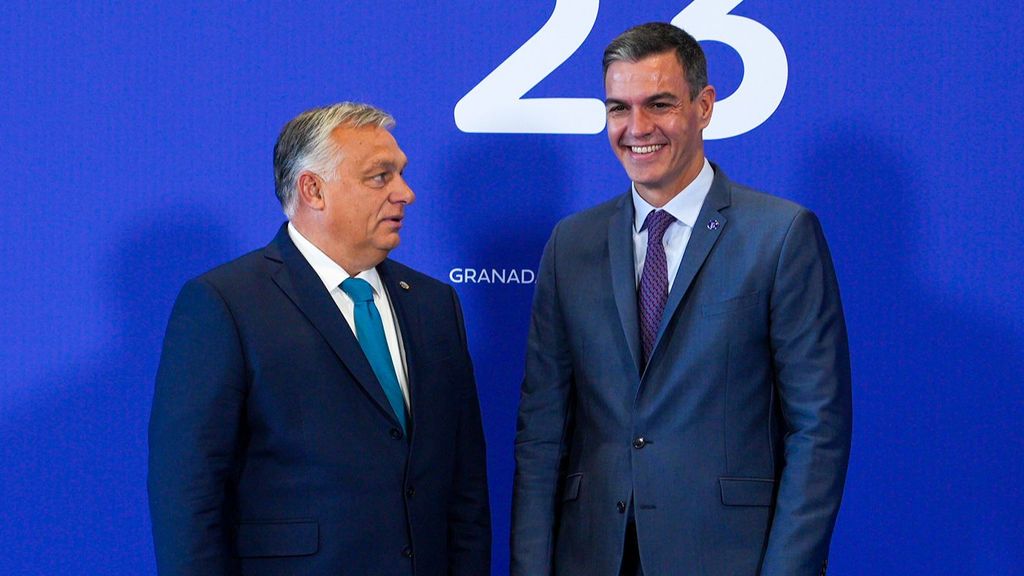 El presidente del Gobierno en funciones, Pedro Sánchez, que actúa como anfitrión de la cumbre de la UE en Granada, saluda al primer ministro húngaro,Viktor Orban