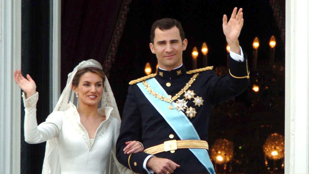 Felipe VI luciendo el collar el día de su boda. FUENTE: Cordonpress