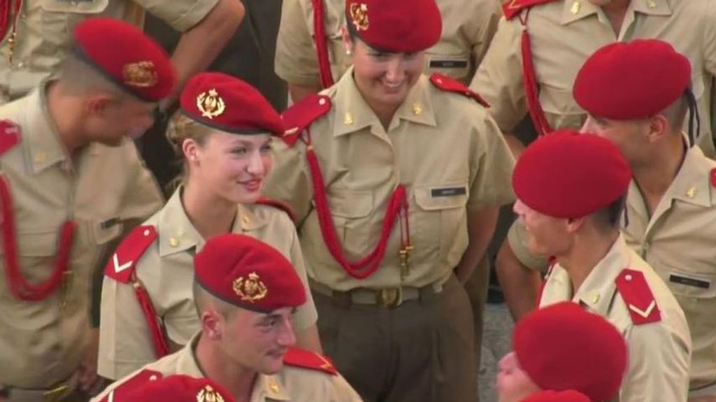 La Princesa Leonor disfruta con sus compañeros cadetes en la ofrenda a la Virgen del Pilar en Zaragoza