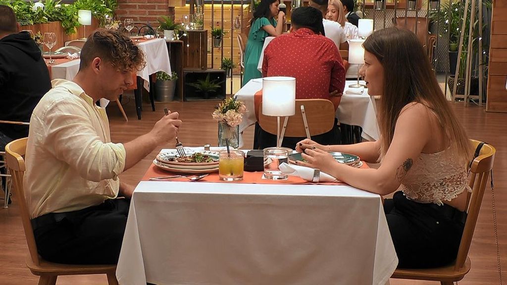 Mónica y Oriol durante su cita en 'First Dates'