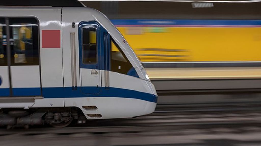 Nuevo reto viral: dos jóvenes viajan colgados de la parte trasera de un vagón del Metro de Madrid