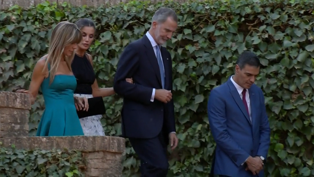 Pedro Sánchez se salta el protocolo con el rey Felipe VI