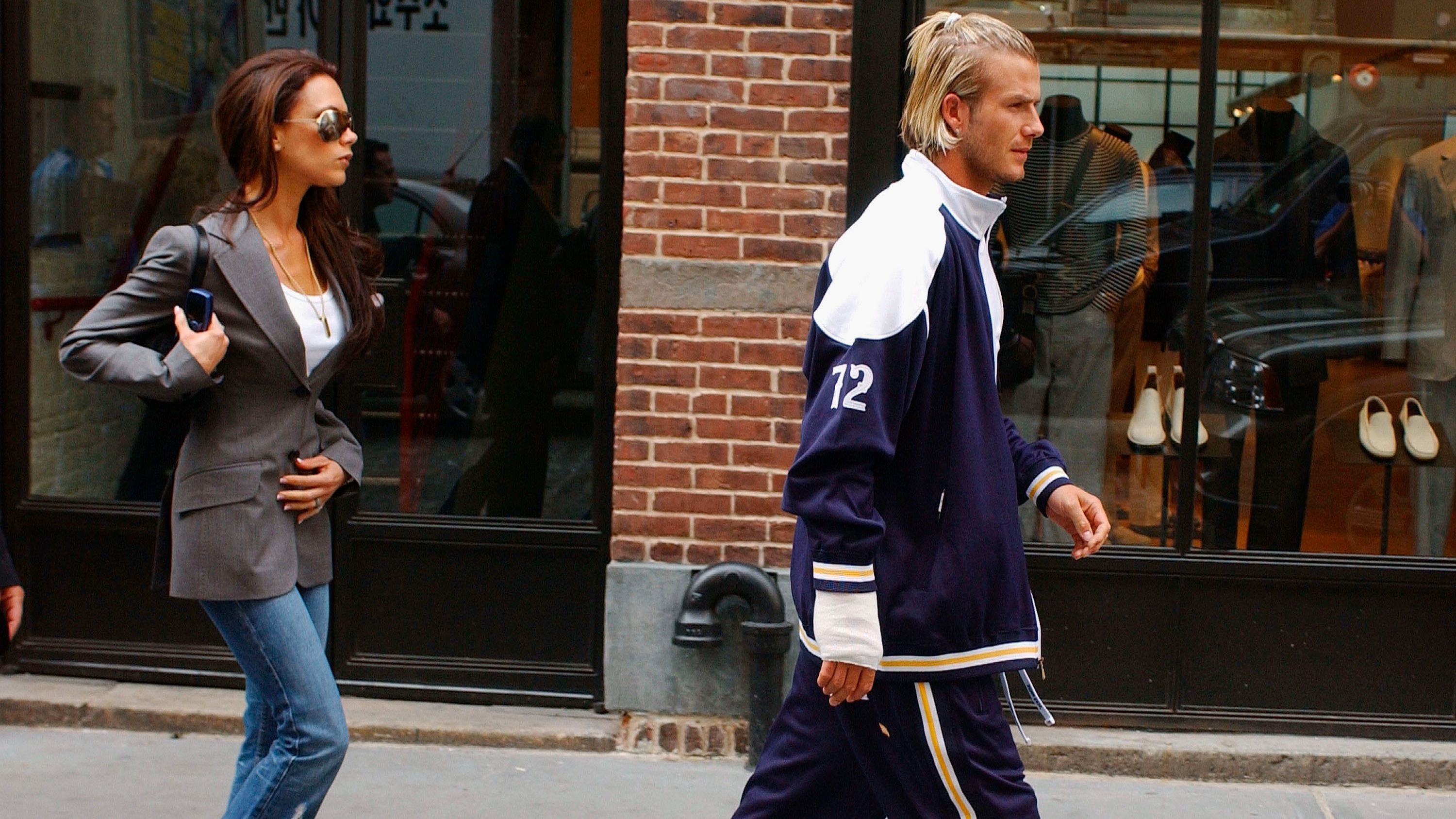 Victoria y David Beckham, paseando en mayo de 2002.