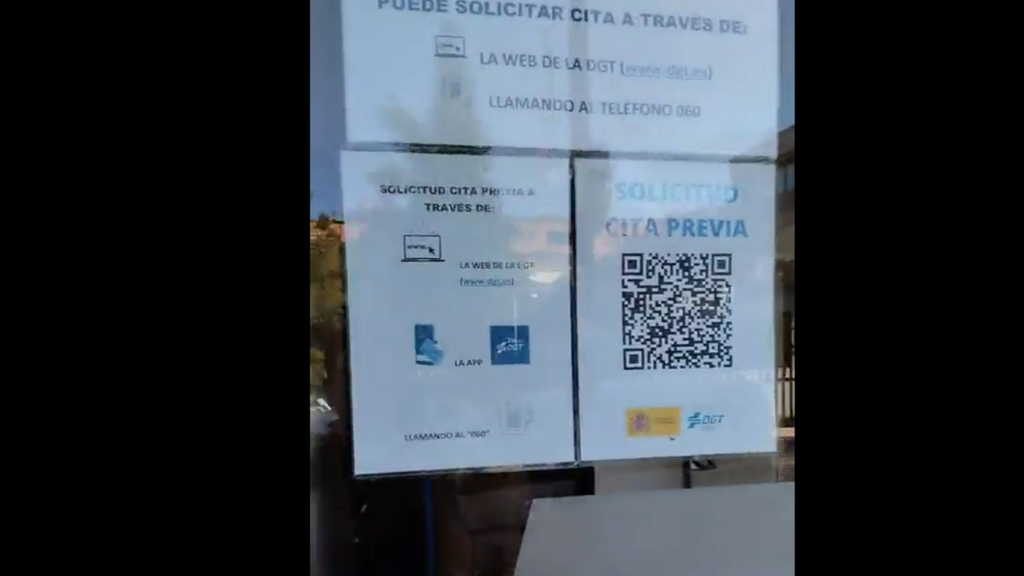 El cartel de la DGT con un código QR en una de sus sedes revoluciona la Red