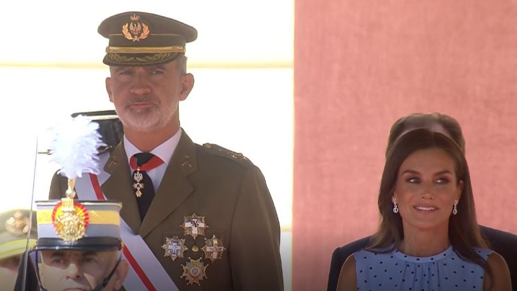 Imagen de los reyes durante la jura de bandera de la princesa Leonor