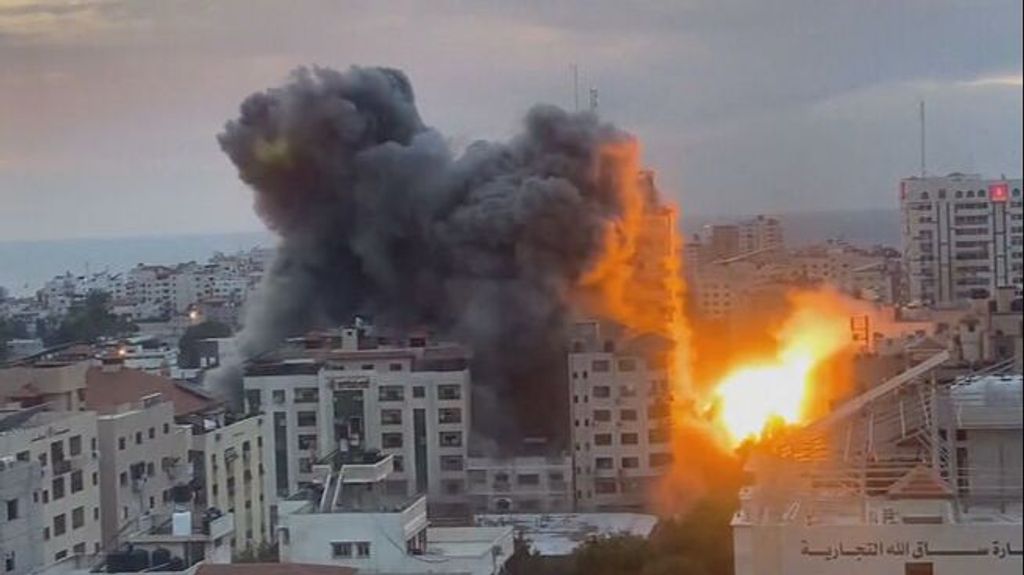 Israel reduce a escombros la Torre Palestina en el centro de Gaza