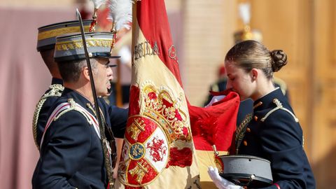 Momento en el que Leonor materializa el juramento a la bandera con beso