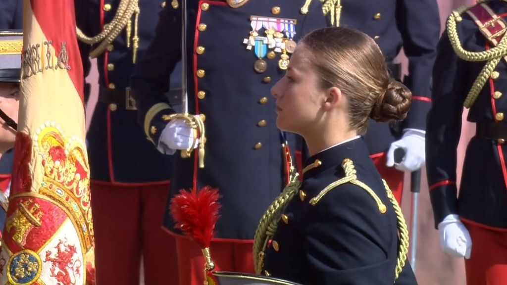 La princesa Leonor besa la bandera de España y refrenda su juramento