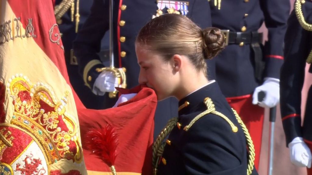 La princesa Leonor besa la bandera de España y refrenda su juramento