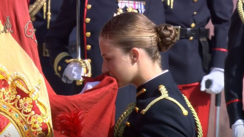 La princesa Leonor besa la bandera tras su jura en presencia de los reyes