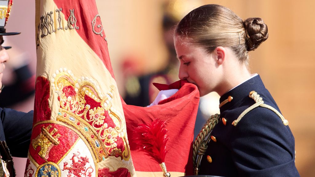 La princesa Leonor refrenda su juramento y besa la bandera de España