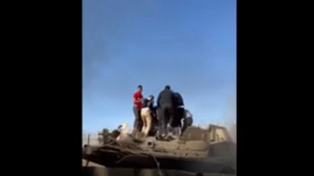Palestinos capturan a un soldado israelí en un tanque tras la incursión de Hamás en la frontera de Gaza