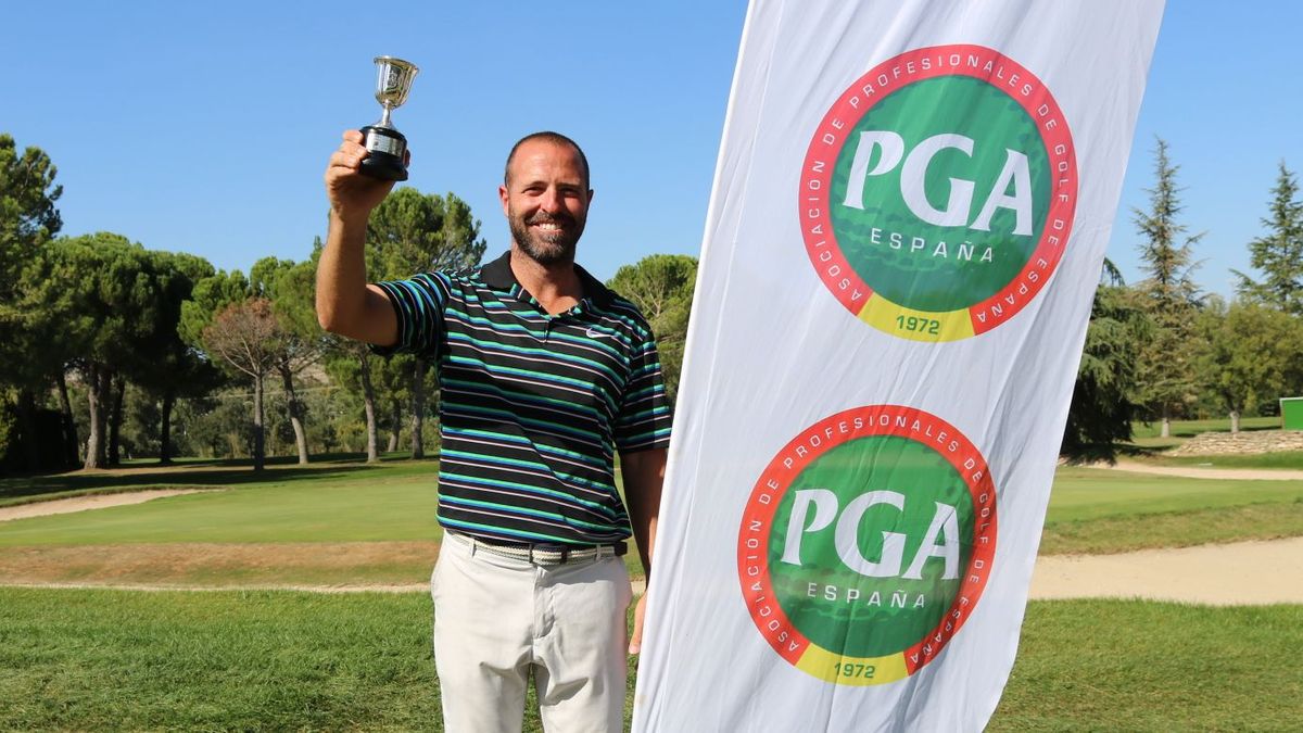 El golfista Pablo Martín Benavides tras ganar un torneo