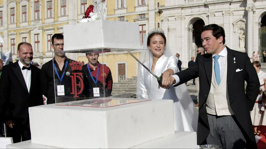 Los novios cortan la tarta de María Francisca de Portugal y Duarte de Sousa Araújo