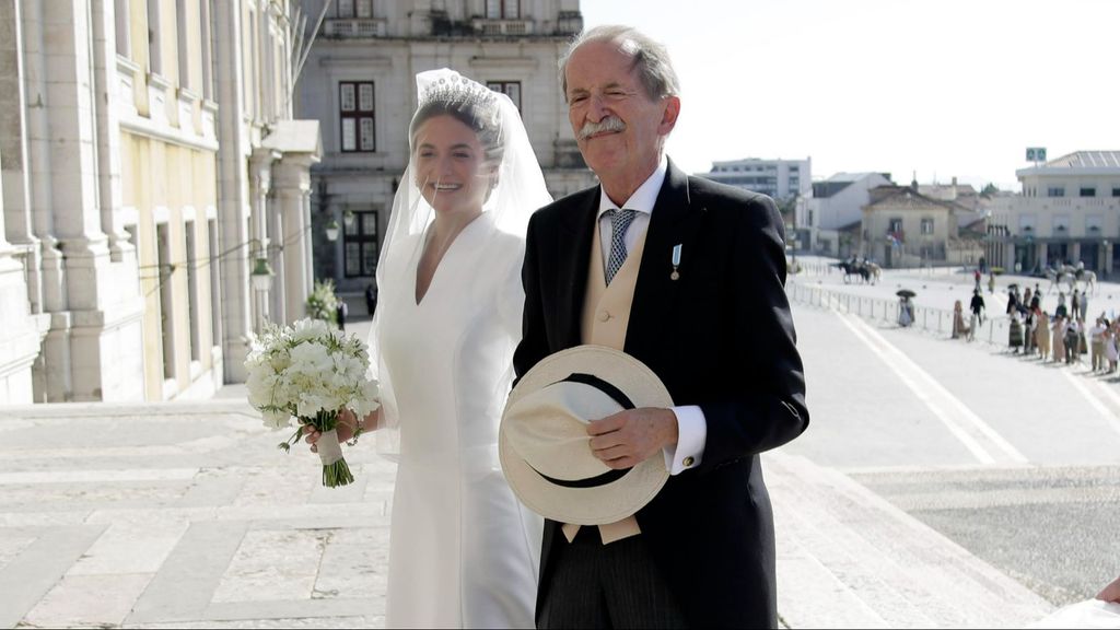 María Francisca de Portugal llega al Palacio Nacional de Mafra del brazo de su padre