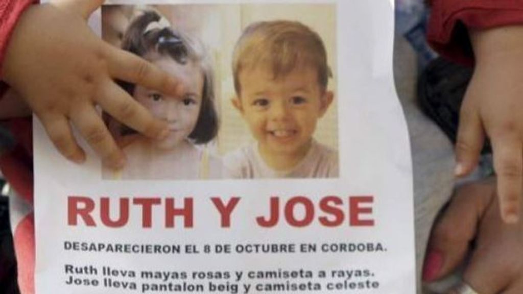 Cartel de la desaparición de Ruth y José. 