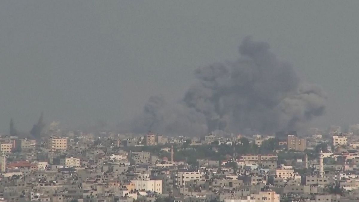 Varios palestinos observan un edificios derruido por la bombas del Ejército de Israel