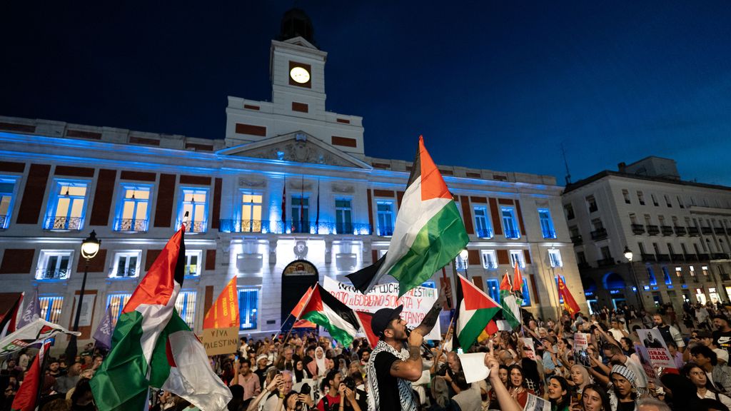 Cientos de personas y políticos se concentran en la Puerta del Sol de Madrid en defensa del pueblo palestino