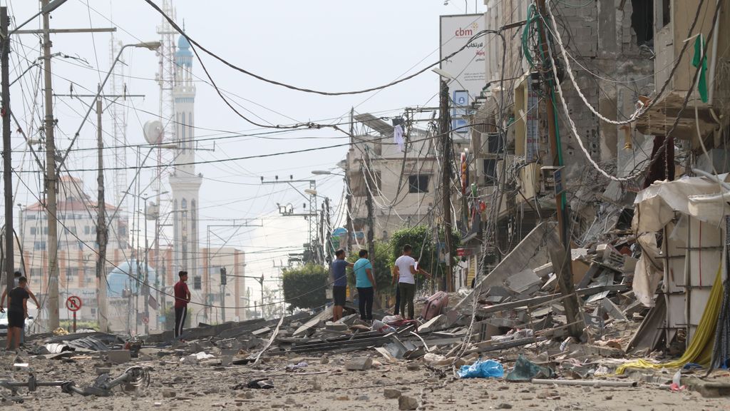 Ciudadanos palestinos inspeccionan el daño en sus casas tras los bombardeos del Ejército israelí