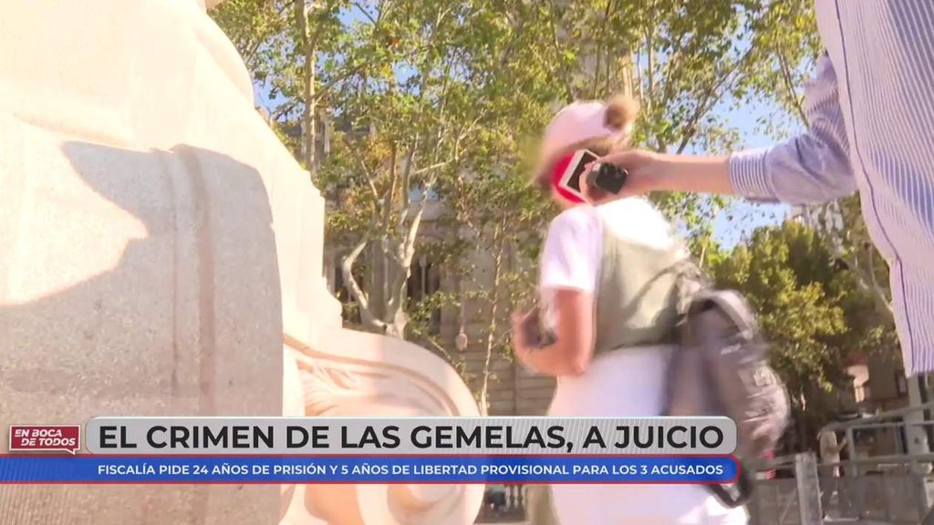 Localizamos a Dolores, una de las gemelas acusada de matar a la pareja de su hermana en los juzgados: se enfrenta a 24 años de cárcel