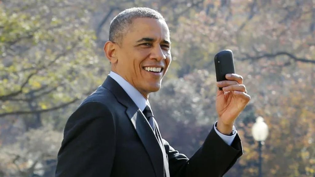 Os leo en mi BlackBerry, chavales. Obama llevaba la suya en la típica funda colgada del cinturón.